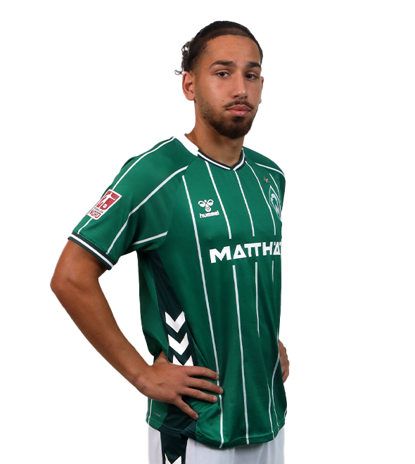 Portrait von Arda Halicioglu. Er stemmt die Hände in die Hüften.