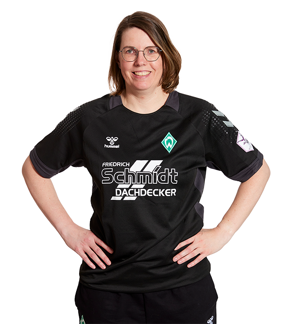 Portrait von Janice Fleischer. Sie stemmt die Hände in die Hüften.