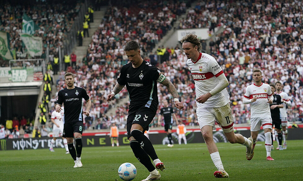 Marco Friedl vor Nick Woltemade von Stuttgart am Ball