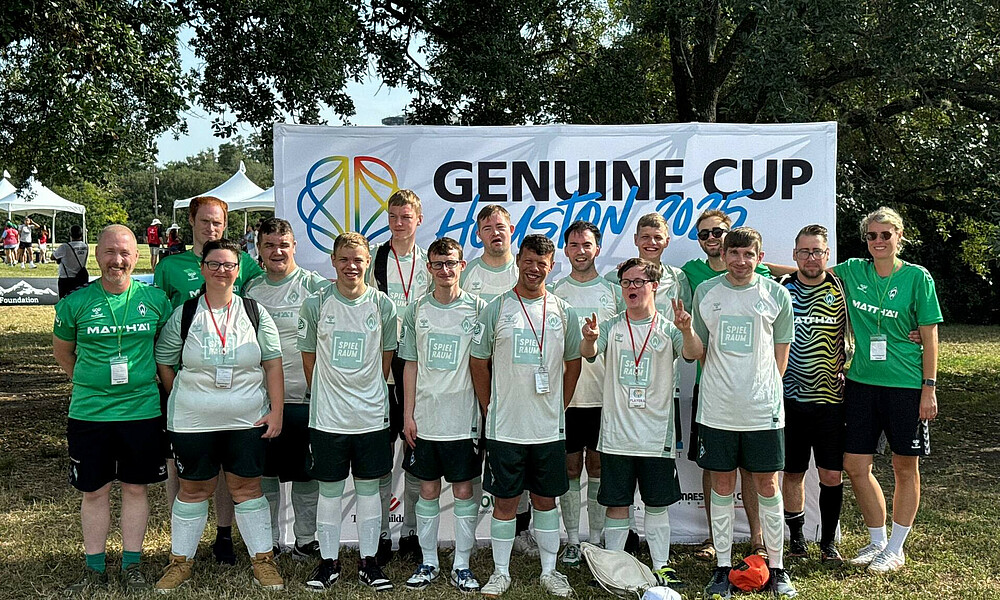 Die Werder Youngstars stehen alle nebeneinander für ein Teamfoto.