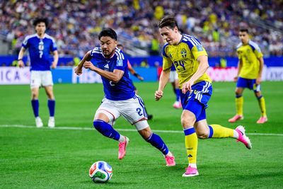 Yukinari Sugawara im blauen Trikot der japanischen Nationalmannschaft. Er geht in einen Zweikampf mit einem Schweden.