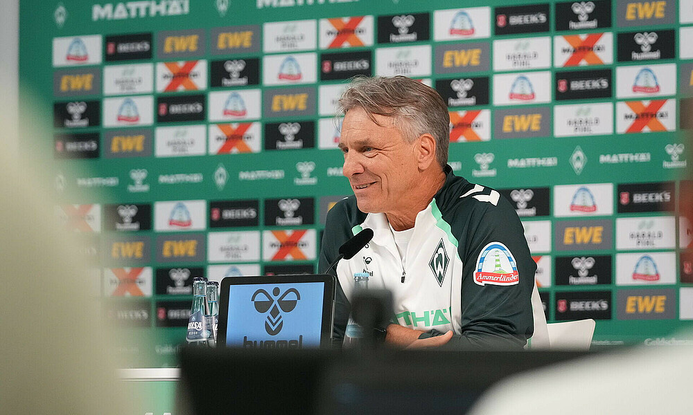 null Cheftrainer Horst Steffen auf dem Podium bei der Mixed Zone