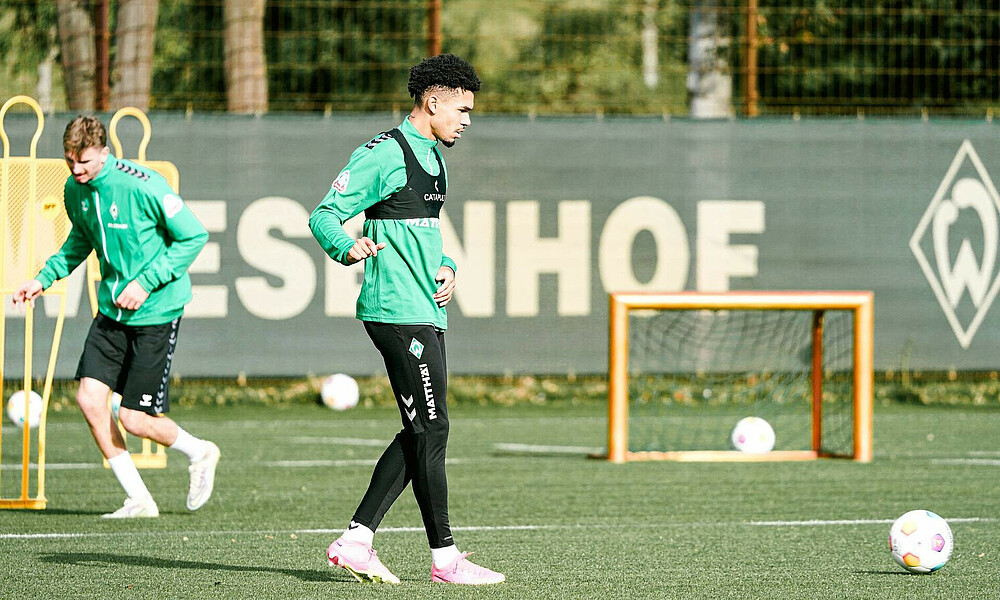 Justin Njinmah spielt einen Pass. 