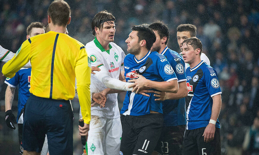 Sebastian Prödl im Duell mit Spielern von Arminia Bielefeld