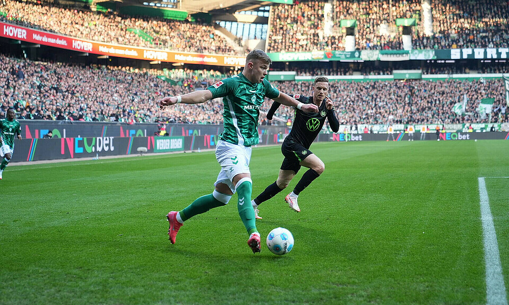 Keke Topp mit Ball am Fuß. 