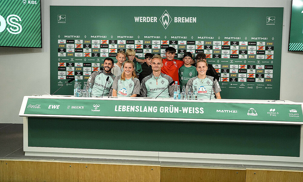 null Gruppenbild mit Kindern: Leonardo Bittencourt, Ricarda Walkling, Amos Pieper und Lina Hausicke waren bei der Kinder Pressekonferenz zu Gast