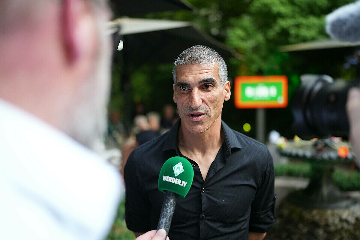 null Paul Stalteri am Werder-TV-Mikrofon.