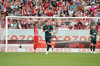 null Marco Friedl läuft vom Platz.