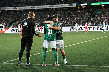 Naby Keïta umarmt Romano Schmid. 