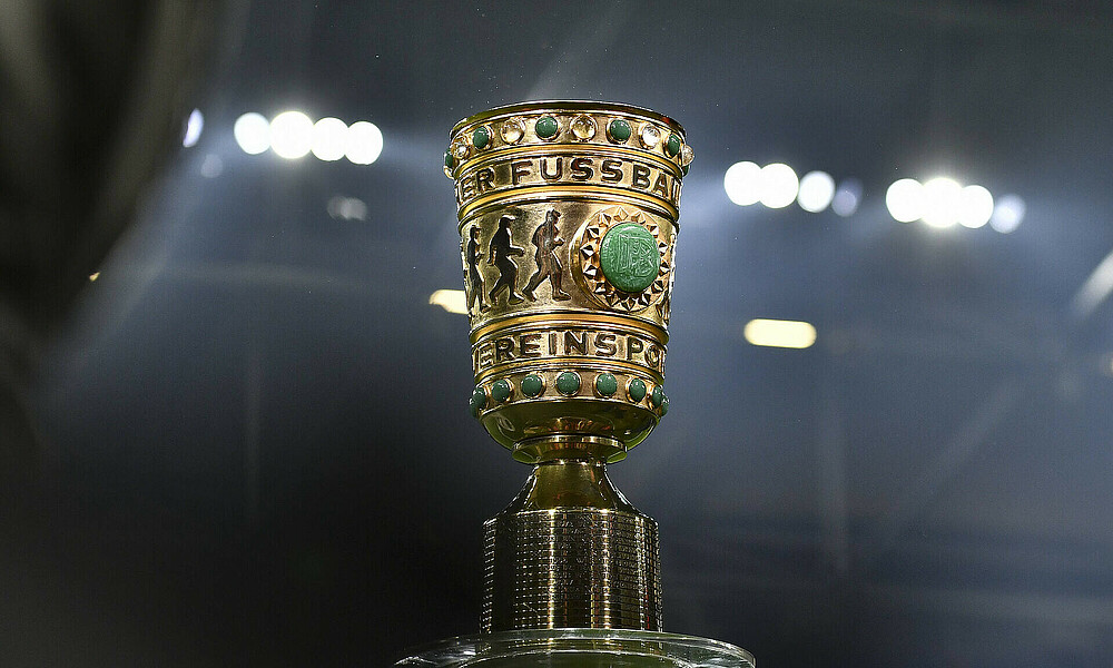 Ein Bild vom DFB-Pokal, im Hintergrund das Flutlicht. 
