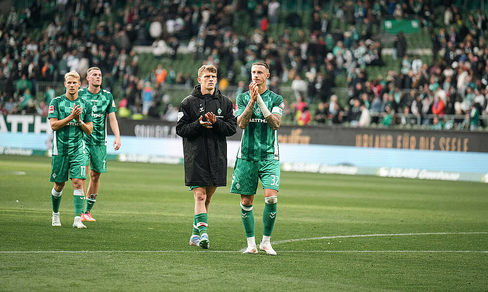 null Friedl und Stage klatschen in die Hände.