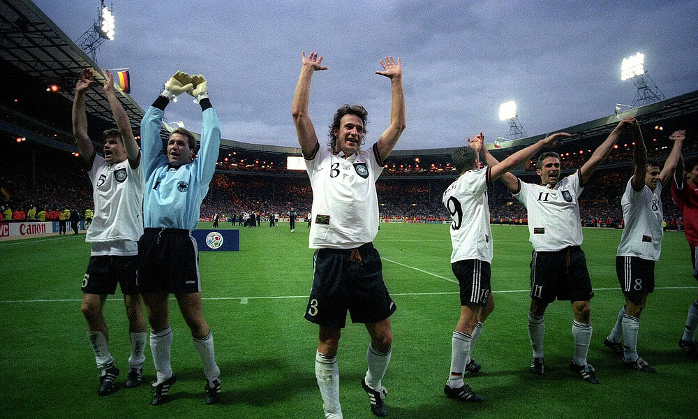 null Marco Bode reißt im Trikot der deutschen Nationalmannschaft die Arme hoch.