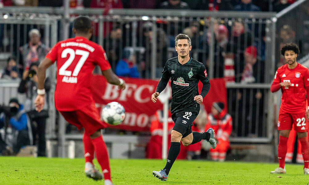 Fin Bartels mit Ball am Fuß in München. 