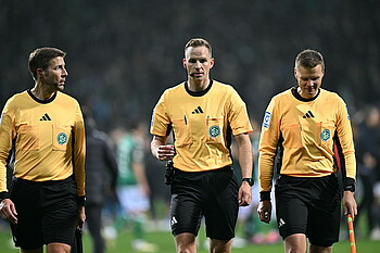 Sören Storks in gelbem Schiedsrichter-Dress.