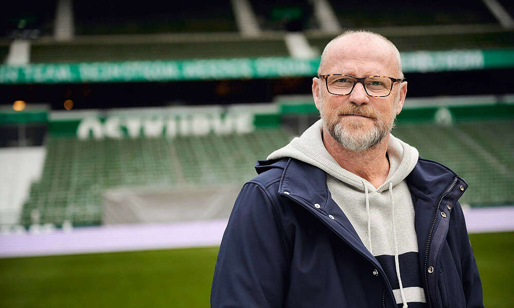 null Thomas Schaaf vor der Ostkurve des wohninvest WESERSTADIONs.