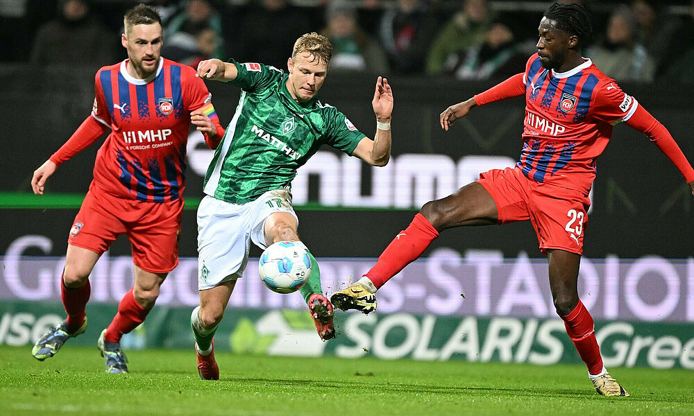 Grüll umringt von zwei Heidenheimern. 