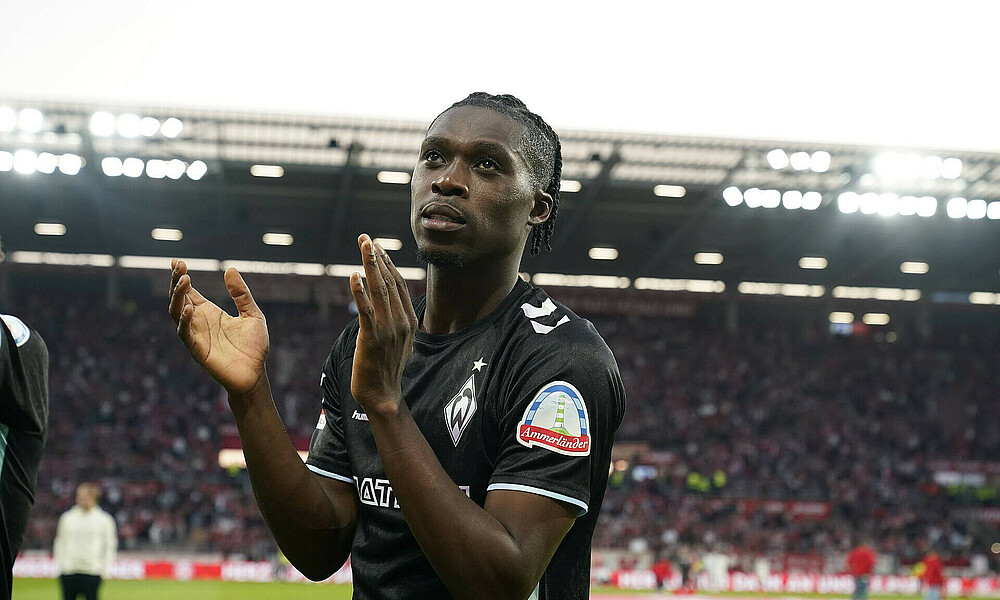 null Derrick Köhn applaudiert nach dem 2:1 Sieg in Mainz auf dem Spielfeld.