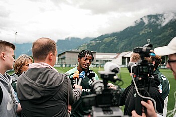 null Samuel Mbangula in der Mixed Zone mit den Journalist*innen.