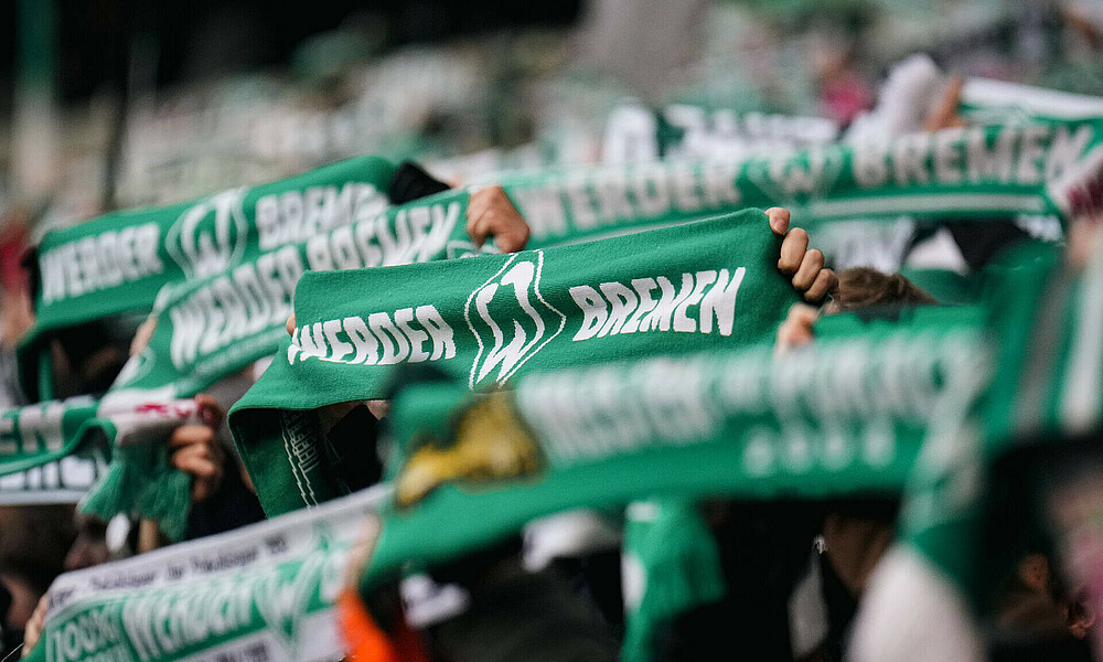 null Werder Fans im Weserstadion zeigen ihren Fanschal.
