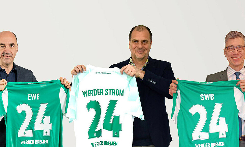 Klaus Filbry schließt die Partnerschaft mit EWE und swb ab.