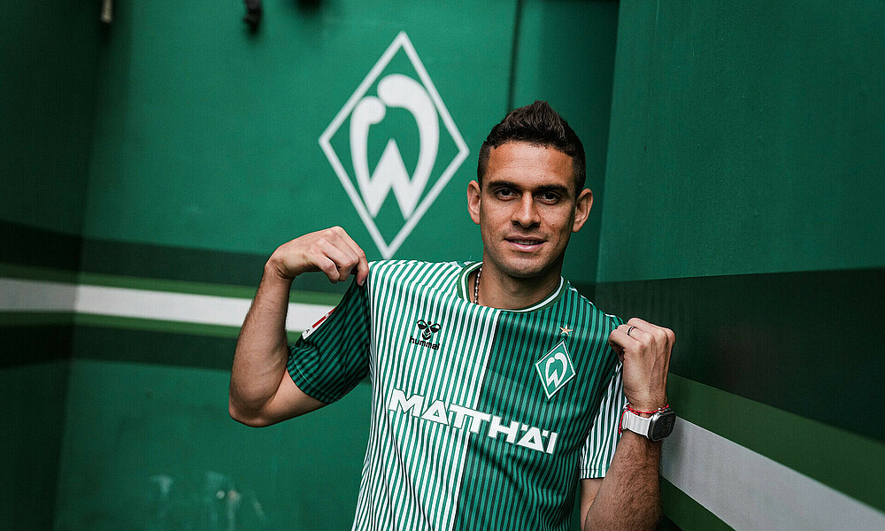 Rafael Borré zieht an seinem Trikot.