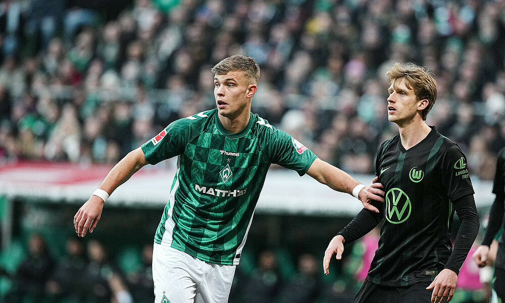 Keke Topp gegen Wolfsburg auf dem Platz. 