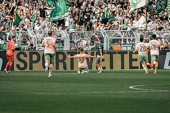 Niklas Schmidt jubelt vor den Fans in Dortmund