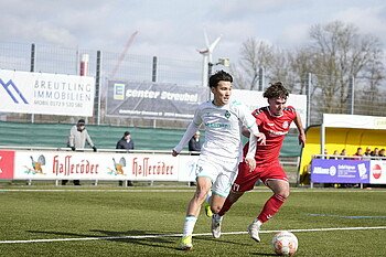 null Kein Sato im Werder-Trikot auf dem Platz.