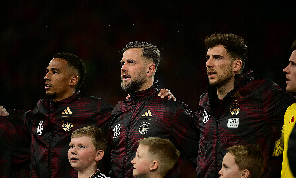 Niclas Füllkrug neben Thilo Kehrer und Leon Goretzka bei der Nationalhymne. 