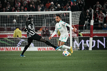 Felix Agu im Zweikampf mit Silas. 