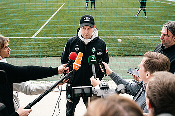 Ole Werner am Mikrofon. 