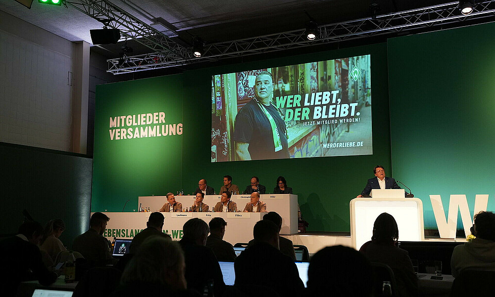 Dr. Hubertus Hess-Grunewald auf dem Podium bei der Mitgliederversammlung 2024 bei seiner Rede