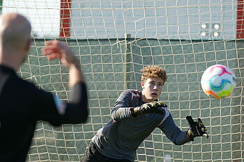 Pepe Reinke steht im Tor und schaut auf den Ball der auf ihn zufliegt.