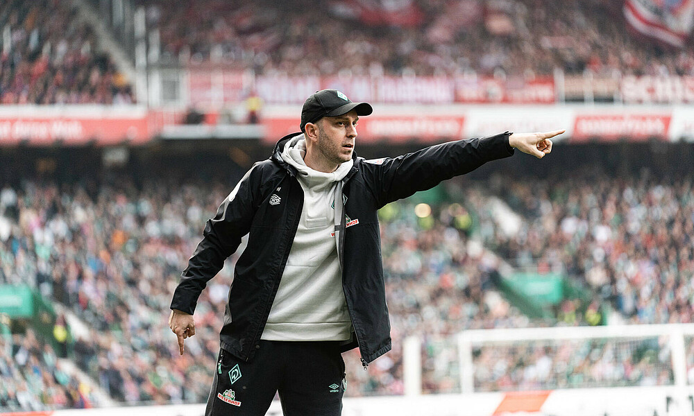 null Cheftrainer Ole Werner beim Bayern-Spiel in seiner Coaching Zone am Gestikulieren.