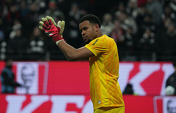 Atubolu klatscht in die Hände. 