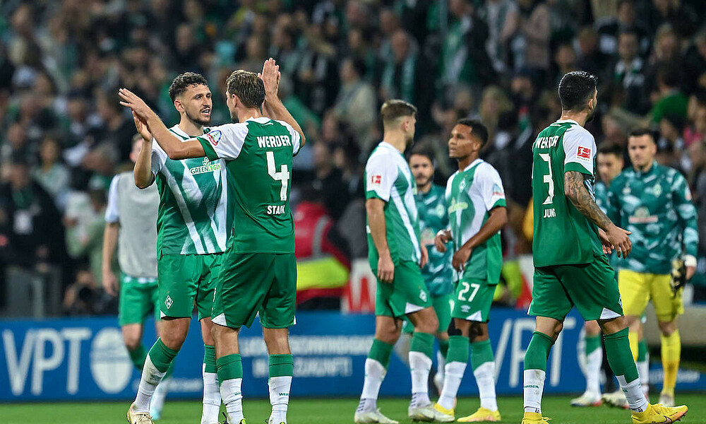 Milos Veljkovic und Niklas Stark klatschen sich ab. 