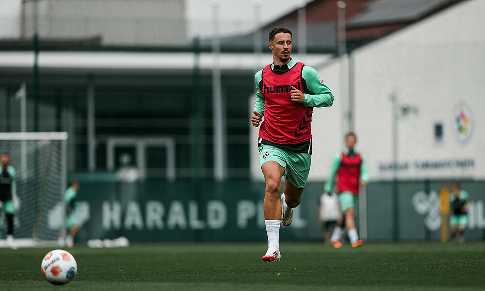 null Marco Friedl läuft über den Platz.