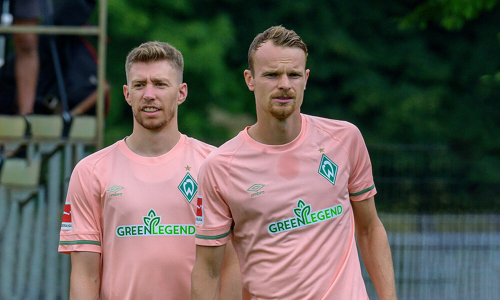 Christian Groß und Mitchell Weiser im Lachs-Trikot.