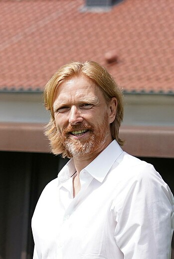 Björn Schierenbeck lächelt in die Kamera