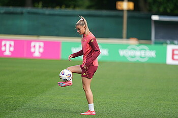 Selina Cerci hält den Ball hoch. 
