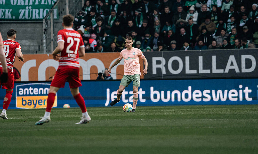 null Christian Groß mit Ball am Fuß.