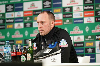 Cheftrainer Ole Werner auf der PK vor dem Spiel.