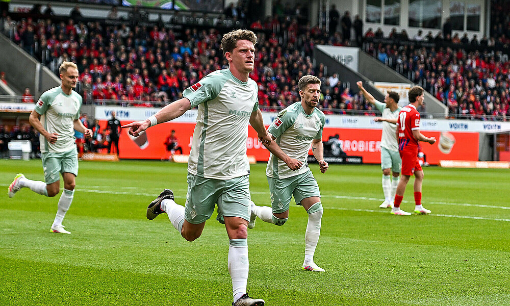 Jens Stage jubelt mit ausgebreiteten Armen. 