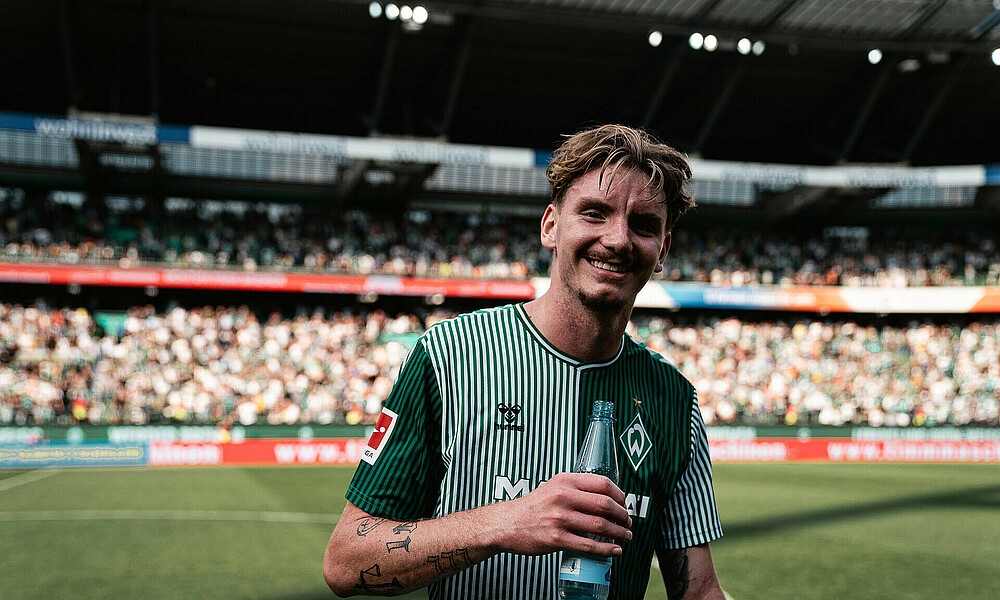 null Nick Woltemade lächelt in die Kamera.