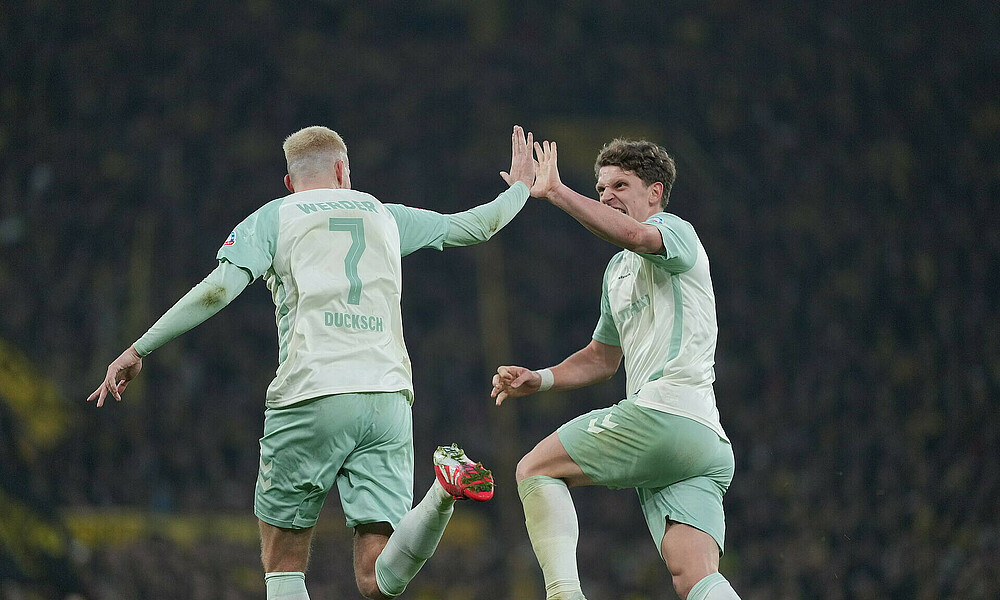 Marvin Ducksch klatscht mit Jens Stage im Auswärtstrikot nach dem Tor gegen Dortmund ein