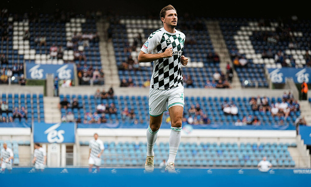 Niklas Stark im Aufwärmshirt des SVW