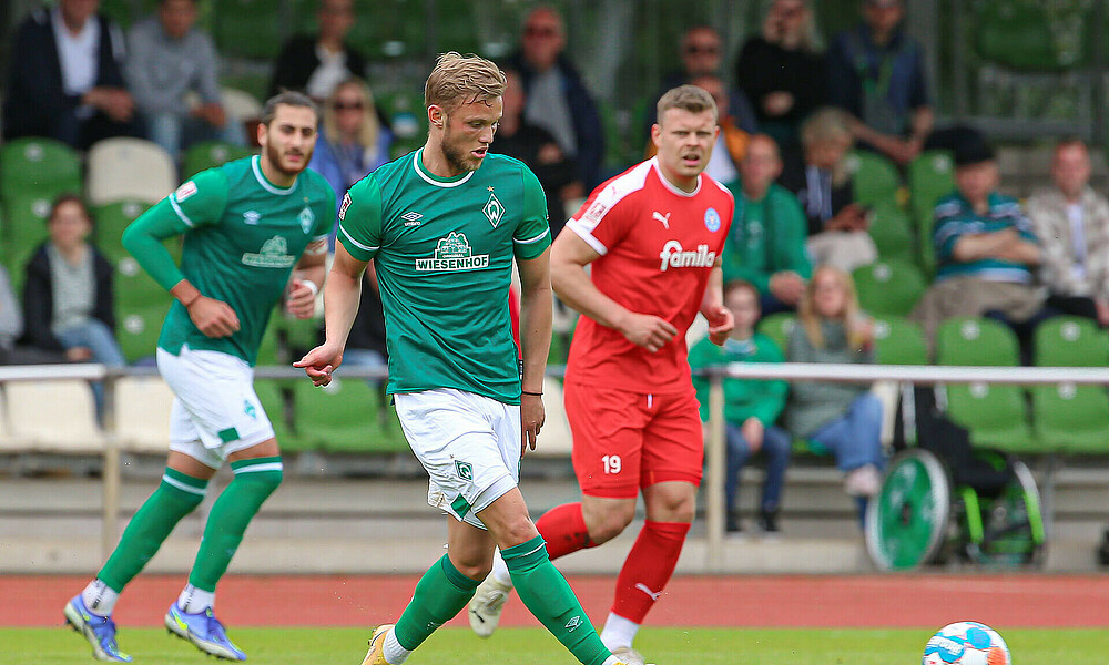 U23 Spieler Tom Berger passt den Ball