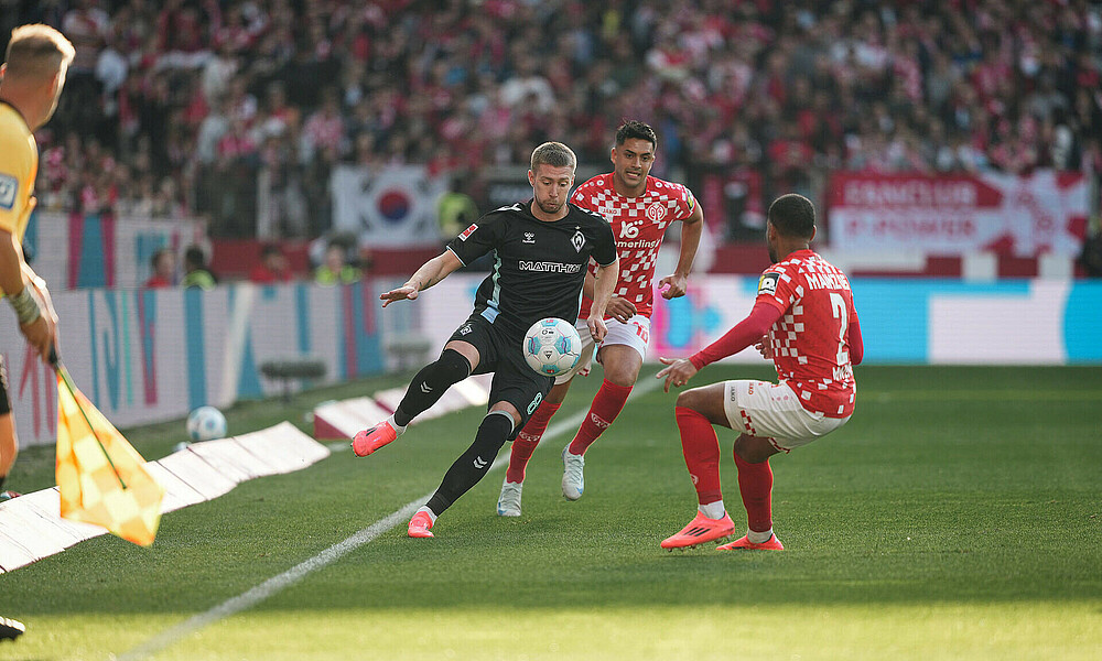 Mitchell Weiser im Duell mit zwei Gegenspielern. 