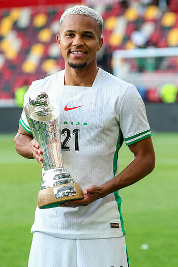 Felix Agu mit dem Pokal. 