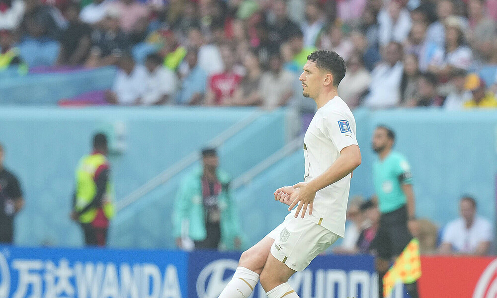 null Milos Veljkovic spielt einen Pass.